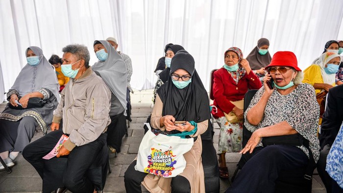 Petugas kesehatan melakukan pemeriksaan paru kepada warga saat skrining Tuberkolosis (TB) gratis di Gedung Sate, Bandung, Jawa Barat, Jumat (2/8/2024). Skrining TB gratis bagi 300 warga selama 3 hari yang digelar oleh Dinas Kesehatan Pemerintah Kota Bandung tersebut ditujukan untuk percepatan eliminasi TB pada 2030 dimana Provinsi Jawa Barat menjadi provinsi dengan kontribusi jumlah kasus TB tertinggi di Indonesia yang berjumlah 175.255 kasus pada 2023. ANTARA FOTO/Raisan Al Farisi/foc.