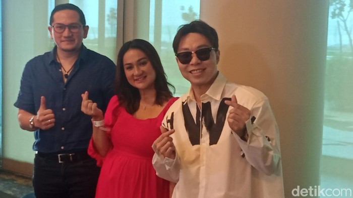 Tengku Dewi, dokter Richard dan dokter yang membantu Tengku Dewi melahirkan.
