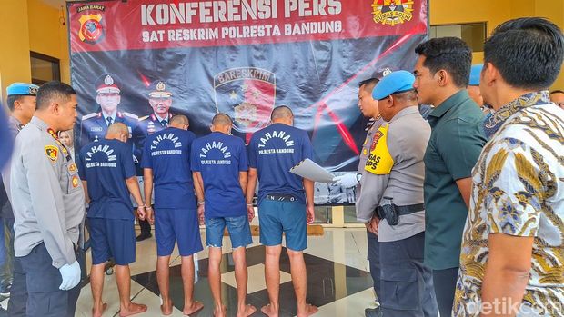 Keempat tersangka saat digiring polisi di Mapolresta Bandung.