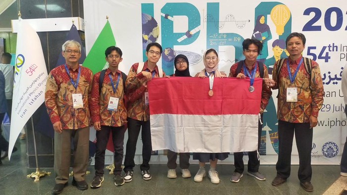 Tim dari Indonesia membawa pulang medali perak dan perunggu di IPhO 2024