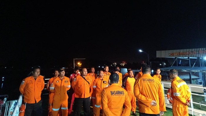 Tim SAR melakukan evakuasi penumpang KM Niki Sejahtera yang terbakar di perairan Banjarmasin.
