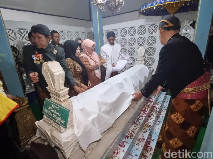 Tradisi buka luwur di makam Pantaran, Desa Candisari, Kecamatan Gladagsari, Kabupaten Boyolali, Jumat (2/8/2024).