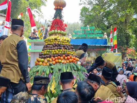 Tradisi buka luwur di makam Pantaran, Desa Candisari, Kecamatan Gladagsari, Kabupaten Boyolali, Jumat (2/8/2024).