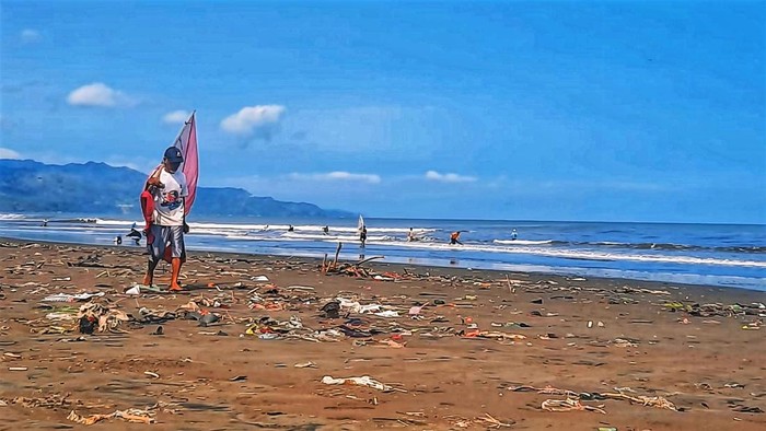 Tradisi Nyalawena di Loji, Sukabumi.