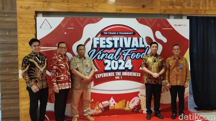 Transmart Kota Palembang  menggelar Festival Viral Food 2024 dibuka oleh jajaran Pemprov Sumsel.
