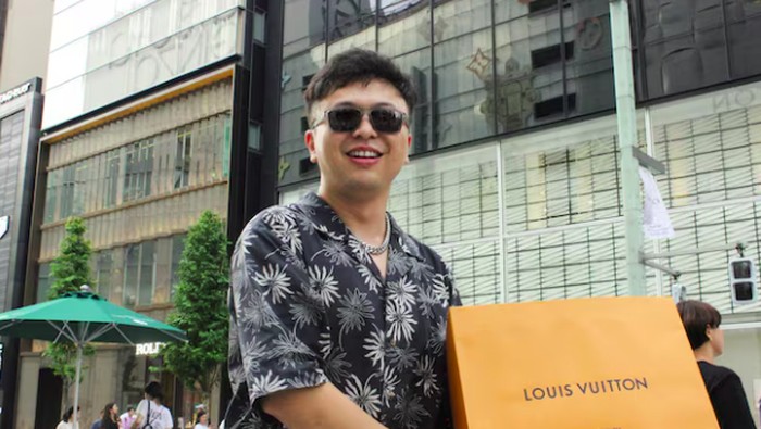 Turis belanja barang branded di Jepang