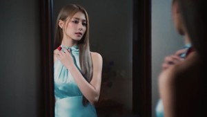 Gaun yang sama terus ditampilkan Tzuyu sampai akhir video. (Foto: dok. JYP Entertainment)