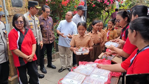 Uji coba makan siang gratis di SD 4 Sukasada di Buleleng, Bali, Jumat (2/8/2024).