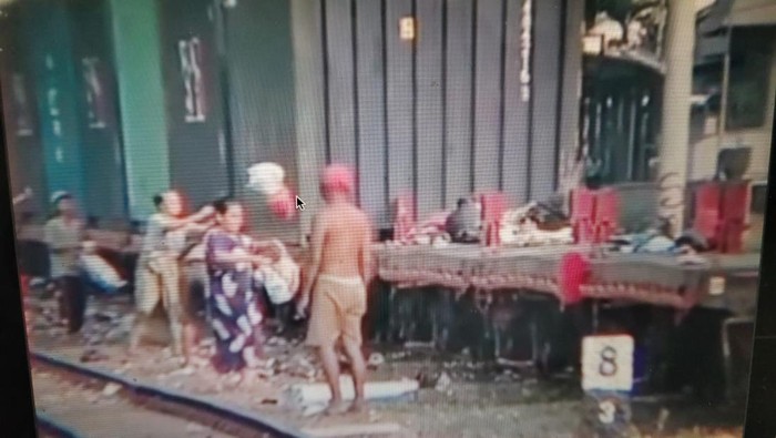 Video sejumlah warga membuang sampah sembarangan ke kereta di Jakpus, viral di medsos. PT KAI menyesalkan ulah oknum warga tersebut. (repro/video viral)