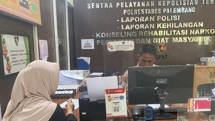 Wahyu Sakinah (21) lapor SPKT Polrestabes Palembang usai rumahnya kebobolan maling.