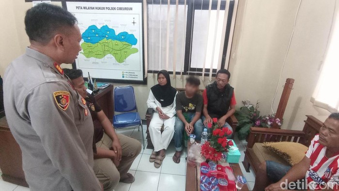 Warga berkumpul di Mapolsek Cibeureum menyusul heboh isu penculikan anak remaja.