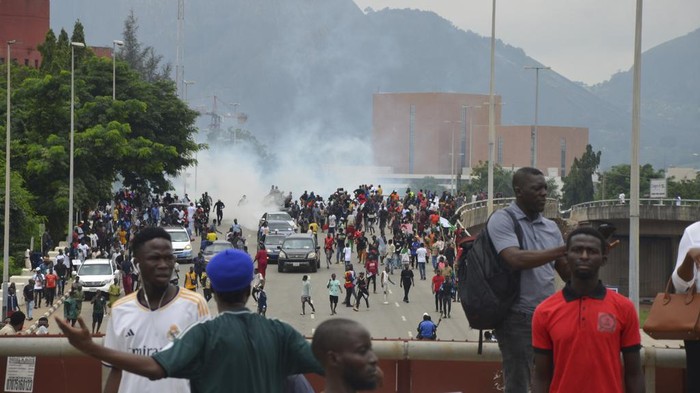 Warga Nigeria Gelar Aksi Protes Akibat Krisis Ekonomi 'Terburuk' Police fired tear gas during a protest in Abuja, Nigeria, Thursday, Aug. 1, 2024. Thousands of mostly young people poured onto the streets across Nigeria on Thursday as they protested against the country's worst cost-of-living crisis in a generation. Security forces fired tear gas to disperse some of the protesters in the capital, Abuja. (AP Photo/Olamikan Gbemiga )