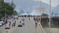 Pihak berwenang mengumumkan selama 24 jam properti pribadi dan publik dijarah dalam suasana kacau yang juga menyebabkan banyak kendaraan dibakar. AP Photo/Olamikan Gbemiga