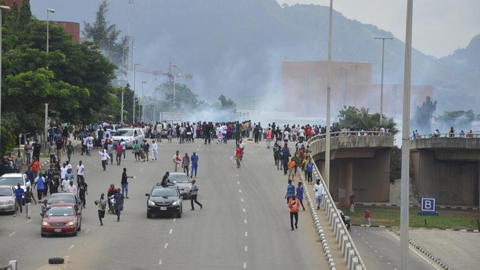 Warga Nigeria Gelar Aksi Protes Akibat Krisis Ekonomi 'Terburuk' Police fired tear gas during a protest in Abuja, Nigeria, Thursday, Aug. 1, 2024. Thousands of mostly young people poured onto the streets across Nigeria on Thursday as they protested against the country's worst cost-of-living crisis in a generation. Security forces fired tear gas to disperse some of the protesters in the capital, Abuja. (AP Photo/Olamikan Gbemiga )