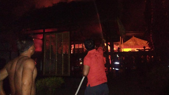 Warung kelontong milik Badan Pengelola Taman Soekasada Ujung di Desa Tumbu, Karangasem, Bali, ludes terbakar, Kamis (1/8/2024) malam. (Foto: Damkartan Karangasem)