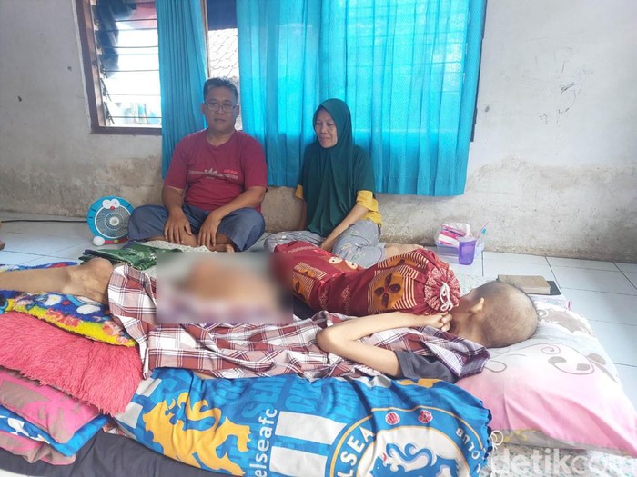Wawan Hidayat dan istri saat merawat Revarina Zahira