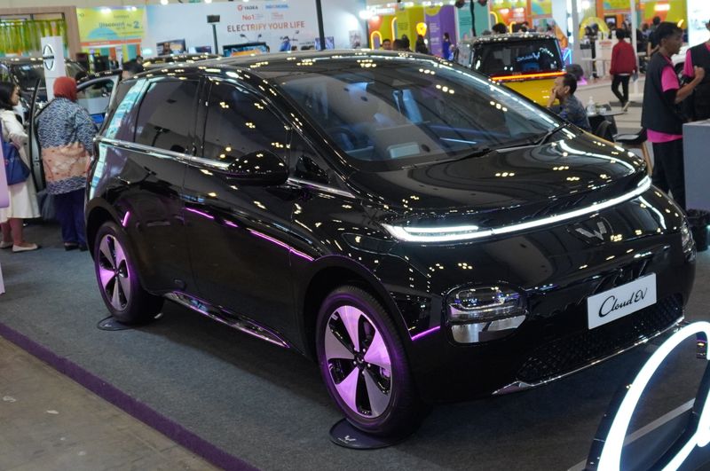 Wuling Indonesia terus mengkampanyekan ABC Stories alias line up lengkap mobil listrik mereka diberbagai kesempatan. Namun yang menjadi catatan kini Wuling Indonesia juga semakin ikut menyertakan varian wuling mereka seperti New Almaz RS Pro Hybrid.