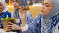 Zita Anjani yang merupakan foodies punya gaya sendiri ketika bertemu makanan enak. Ia mengaku tak bisa menahan dirinya untuk bergoyang saat menyantap makanan yang lezat. Foto: Instagram/zitaanjani