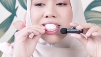 Tak ingin ketinggalan tren, Zita Anjani ikut mencicipi permen yang viral. Dalam akun Instagramnya Zita juga mengunggah pengalaman ASMR permen viralnya. Foto: Instagram/zitaanjani