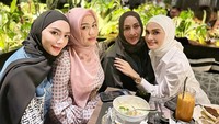 Mengadakan pertemuan dengan teman terdekatnya juga rutin dilakukan. Biasanya ia memiliki waktu makan malam untuk berbincang santai sambil makan enak. Foto: Instagram/zitaanjani