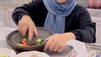 Di rumah, Zita Anjani juga menjalankan tugasnya sebagai ibu. Memasak sambal dengan menguleknya secara manual dilakukan Zita Anjani di dapurnya. Foto: Instagram/zitaanjani