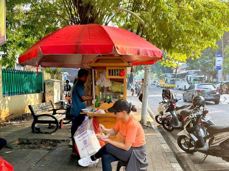 Zita Anjani Makan Bubur Kaki Lima hingga Jago Ngulek Sambal