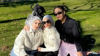 Pergi berlibur untuk healing menjadi caranya ketika lelah bekerja. Piknik di taman yang hijau, ia membawa banyak camilan sebagai bekalnya. Foto: Instagram/zitaanjani