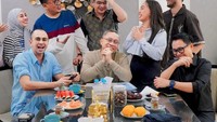 Menjadi politisi membuat Zita Anjani sering menghabiskan waktu dengan politisi lainnya. Raffi Ahmad dan Jeje Govinda yang baru bergabung saja sudah tampak akrab makan bersama dirinya. Foto: Instagram/zitaanjani