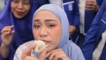 Zita Anjani Makan Bubur Kaki Lima hingga Jago Ngulek Sambal