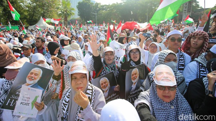 Aksi Solidaritas Bela Palestina di Depan Kedubes AS Aliansi Rakyat Indonesia Bela Palestina serta Komite Solidaritas Palestina dan Yaman (KOSPY) menggelar aksi solidaritas untuk Gaza di depan Kedubes Amerika Serikat (AS) Jakarta Pusat, Sabtu (3/8). Ini foto-fotonya.