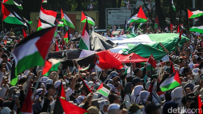 Aksi Solidaritas Bela Palestina di Depan Kedubes AS Aliansi Rakyat Indonesia Bela Palestina serta Komite Solidaritas Palestina dan Yaman (KOSPY) menggelar aksi solidaritas untuk Gaza di depan Kedubes Amerika Serikat (AS) Jakarta Pusat, Sabtu (3/8). Ini foto-fotonya.