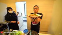 Setelah lauknya siap, Anang Hermansyah juga siap mengambil nasi untuk langsung menyantapnya. Foto: YouTube The Hermansyah A6