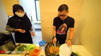 Siapa sangka, ayah empat anak ini begitu lihat membuat ayam penyet favoritnya. Ia pun segera menyajikan ayam penyet di piring putih. Foto: YouTube The Hermansyah A6
