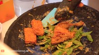 Selain ayam goreng, Anang Hermansyah juga menyiapkan dua tempe goreng sebagai kondimen. Setelah matang, lauknya langsung dipenyet di cobek. Foto: YouTube The Hermansyah A6
