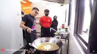Kemudian berlanjut untuk membuat ayam gorengnya. Ini potret pelantun Separuh Jiwaku Pergi saat menggoreng ayam di wajan besar. Foto: YouTube The Hermansyah A6