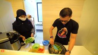 Ia menggunakan cabai rawit dan bawang merah yang sudah digoreng. Bahan-bahan pembuatan sambal tersebut diulek, lalu dilengkapi dengan daun kemangi. Foto: YouTube The Hermansyah A6