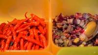 Dalam videonya, ia mengatakan bahwa ingin membuat menu makanan kesukaannya, yakni ayam goreng penyet. Ia mengikuti resep dari Ayam Penyet Bu Darmi yang populer. Foto: YouTube The Hermansyah A6