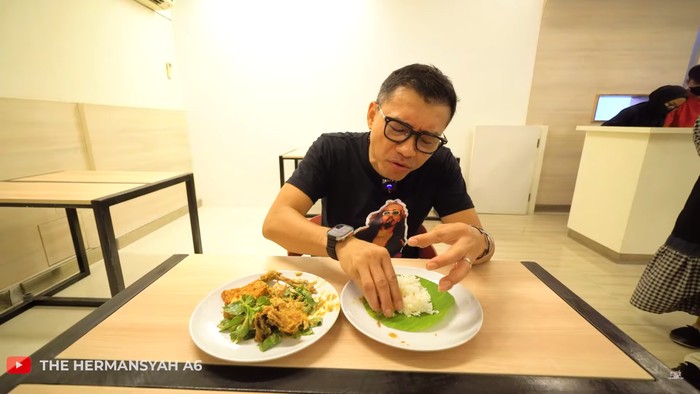Anang Hermansyah unjuk Kebolehan Bikin Ayam Penyet Sendiri