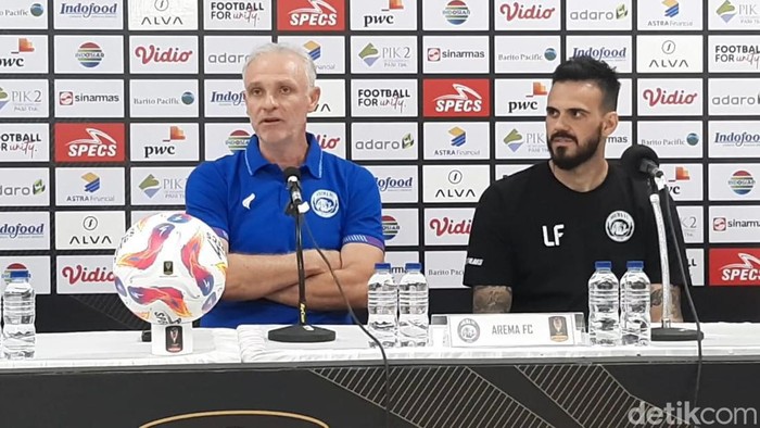 Pelatih Arema FC Joel Cornelli, saat konferensi pers di Stadion Manahan Solo, Sabtu (3/8/2024).