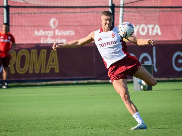 ROME, ITALY - AUGUST 02: AS Roma player Artem Dovbyk during a training session at Centro Sportivo Fulvio Bernardini on August 02, 2024 in Rome, Italy.  (Photo by Fabio Rossi/AS Roma via Getty Images)