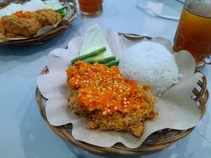 Kocak! Pasangan Ini Batal Putus Gegara Jajan Ayam Geprek