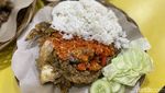 Puas! Makan Ayam Geprek di Sini Bisa Nambah Nasi Sepuasnya