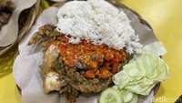 Aroma sambal bawangnya pun tercium kuat, karena kami memilih level 3. Sambalnya diberikan royal. Bahkan sampai menutupi lapisan ayam goreng krispinya. Foto: detikcom/Riska Fitria