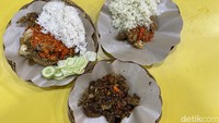 Agar lebih puas, bisa pesan paket ayam jenderal dengan balutan sambal bawang (Rp 26.000). Balutan tepungnya tipis, sehingga daging ayamnya terasa padat dan gurih. Foto: detikcom/Riska Fitria