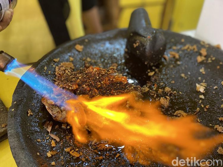 Puas! Makan Ayam Geprek di Sini Bisa Nambah Nasi Sepuasnya