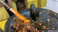 Namun, jika kamu ingin yang ukurannya lebih besar, bisa pilih ayam jenderal yang menawarkan paha utuh besar dan dada utuh besar. Foto: detikcom/Riska Fitria