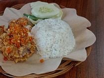 Ini Bedanya Ayam Geprek, Ayam Penyet, dan Ayam Gepuk