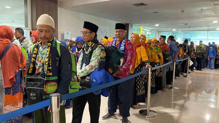 Jemaah umrah di ruang tunggu terminal keberangkatan bandara Adi Soemarmo, Boyolali, Sabtu (3/8/2024).