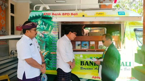 Sekretaris Bapenda I Dewa Gede Rai saat mendampingi Kepala Bapenda Kota Denpasar I Gusti Ngurah Eddy Mulya di lokasi pembayaran pajak di kantor Bapenda Kota Denpasar, Selasa (30/7/2024).