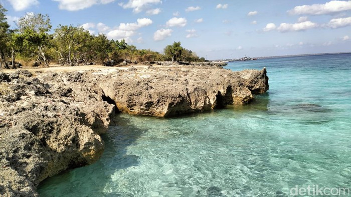 Batu karang estetik di Pantai Kelapa Satu, Kecamatan Alak, Kota Kupang, NTT. (Anastasya Berek/detikBali)